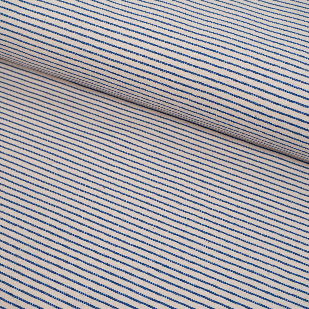 Tissu gabardine rayures tissées écru et bleu – vue 6