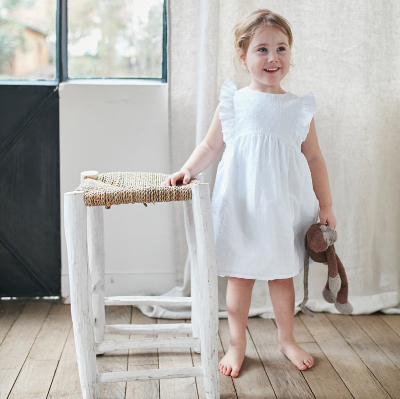 Couture de combinaison et de robe pour bébé