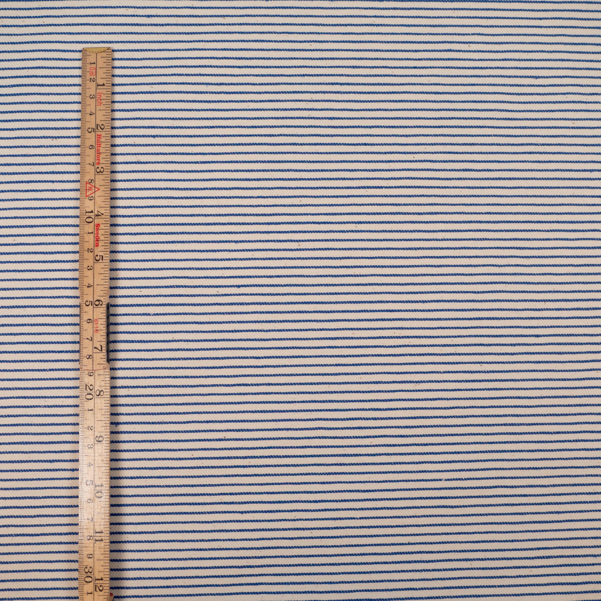 Tissu gabardine rayures tissées écru et bleu – vue 5