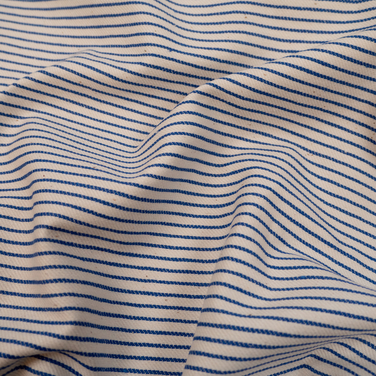 Tissu gabardine rayures tissées écru et bleu – vue 2