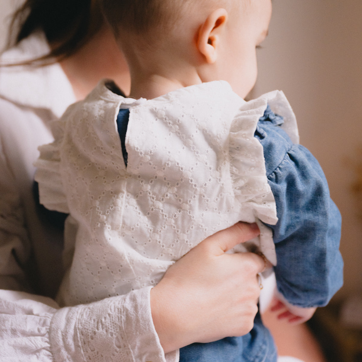 Coudre un plastron pour bébé avec volants