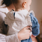 Coudre un plastron pour bébé avec volants