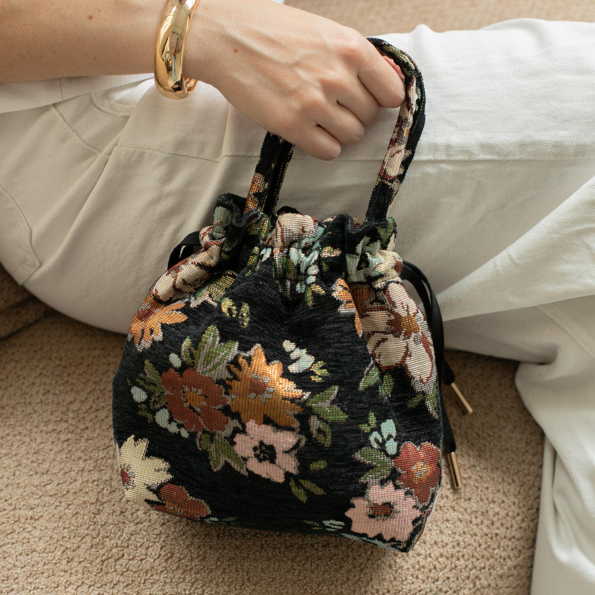Petit sac bourse Manhattan en jacquard fleuri noir taille S porté à la main – patron de couture Ikatee