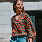 Blouse longue Okinawa portée par une femme, viscose fleurie Flora Viva, manches longues