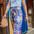 Gros plan sur la texture et le motif de la viscose Riviera du pantalon Singapour