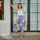 Pantalon Singapour porté par une femme, en viscose Riviera