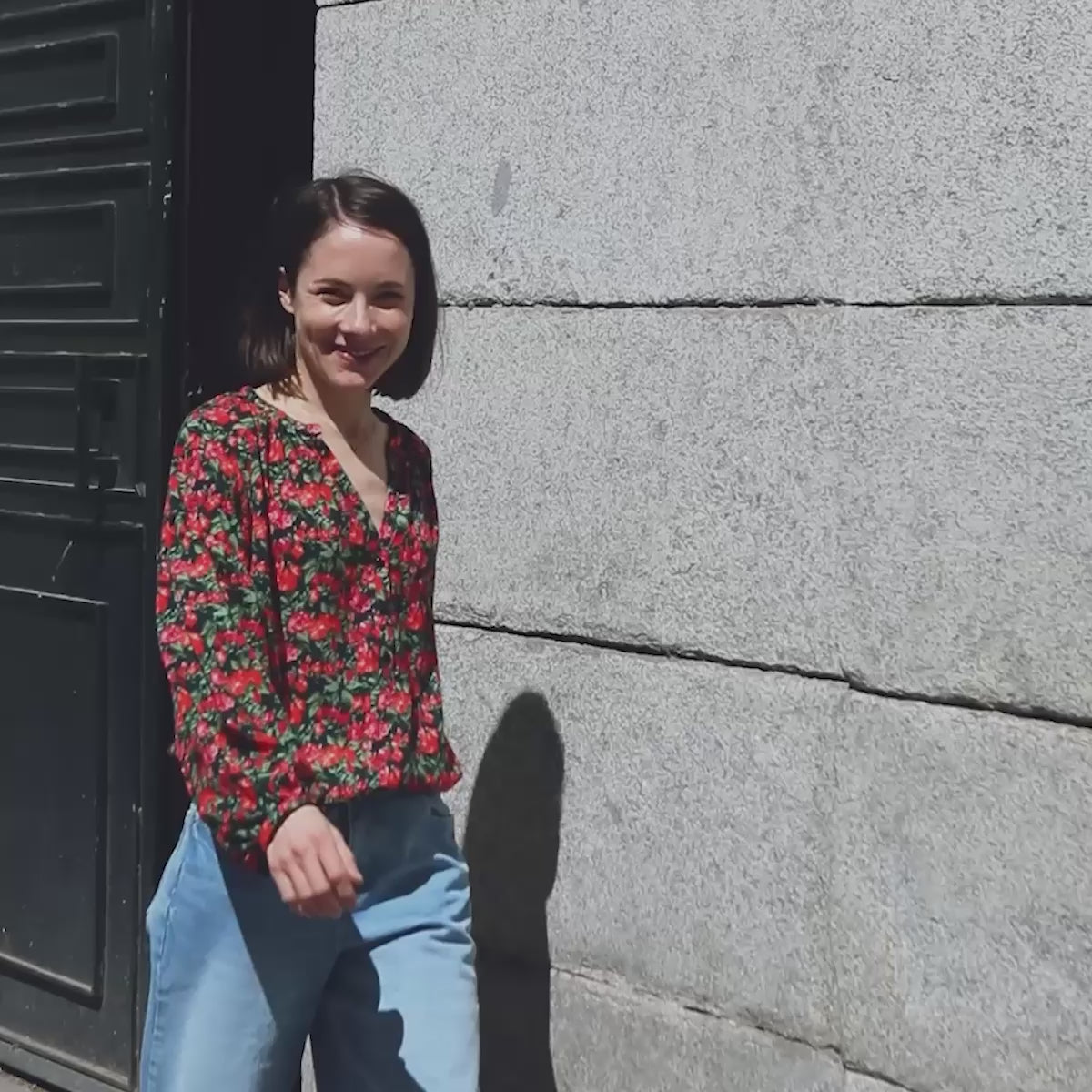 Vidéo d’une femme portant la blouse Okinawa en viscose Flora Viva, montrant la coupe, le tombé et les détails du tissu en mouvement, version blouse longue et manches longues, tailles 32 à 52.
