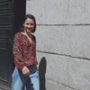 Vidéo d’une femme portant la blouse Okinawa en viscose Flora Viva, montrant la coupe, le tombé et les détails du tissu en mouvement, version blouse longue et manches longues, tailles 32 à 52.