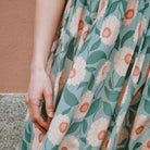 Gros plan sur la texture et le motif de la viscose fleurie Soft Bloom de la robe Léna Mum